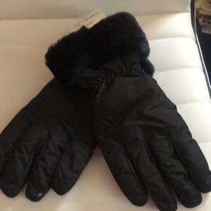 NWT fleece lined gloves black good for skiing